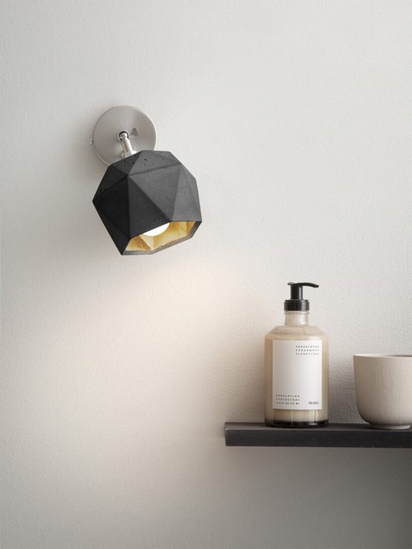 [T2] spot dark Wandleuchte trianguliert