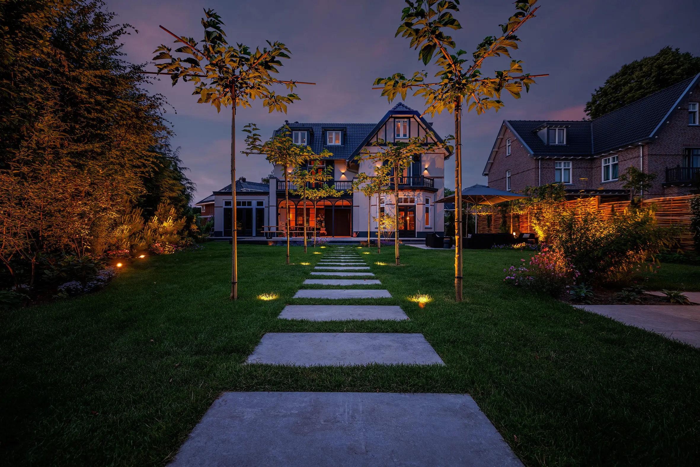 Garten mit eingeschalteter Lightpro Gartenbeleuchtung