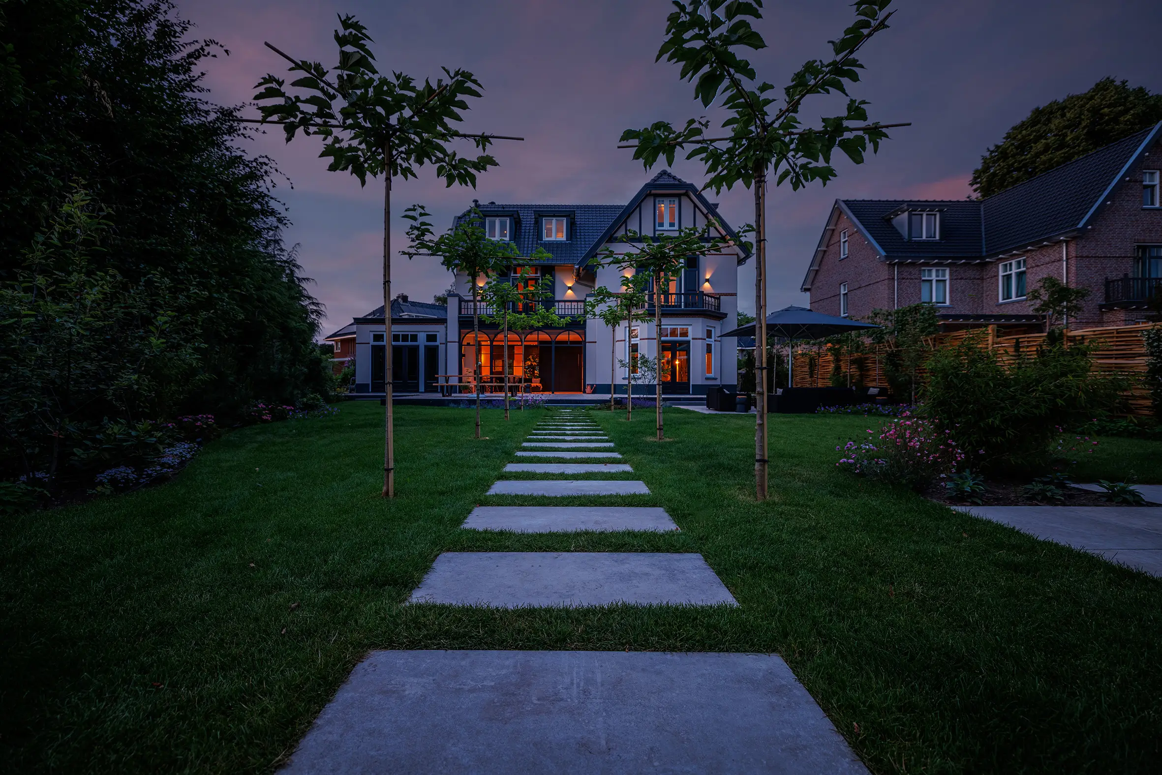 Derselbe Garten ohne eingeschaltete Gartenbeleuchtung