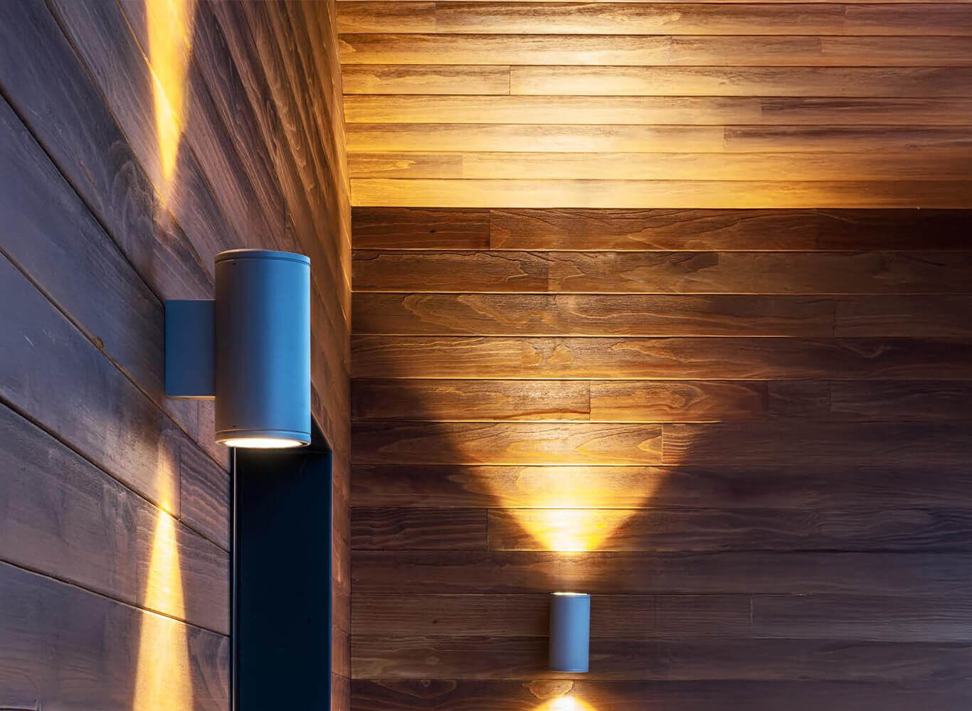 Platek Monaco Wandleuchte an einer Holzfassade
